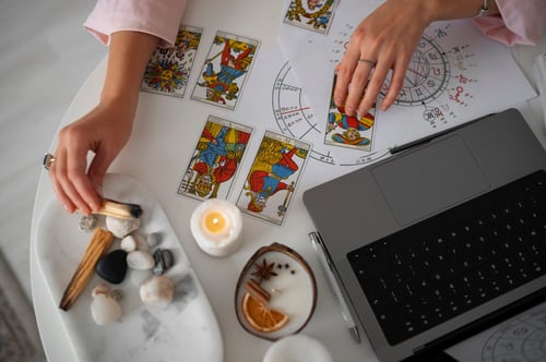 lectura dicha en un computador online con las cartas del tarot lectura dicha en un computador online con las cartas del tarot